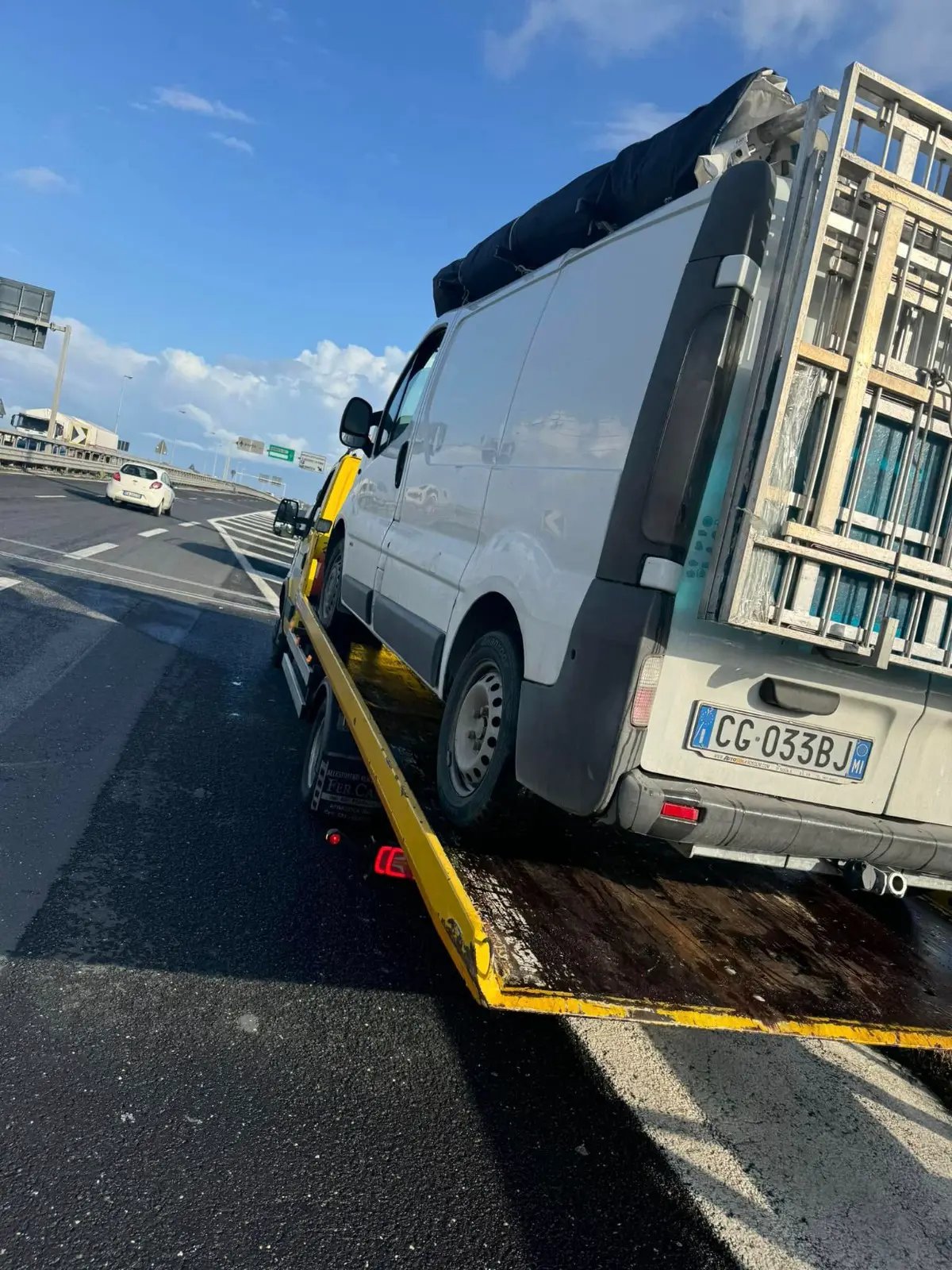 Furgone bianco caricato sul pianale del carroattrezzi